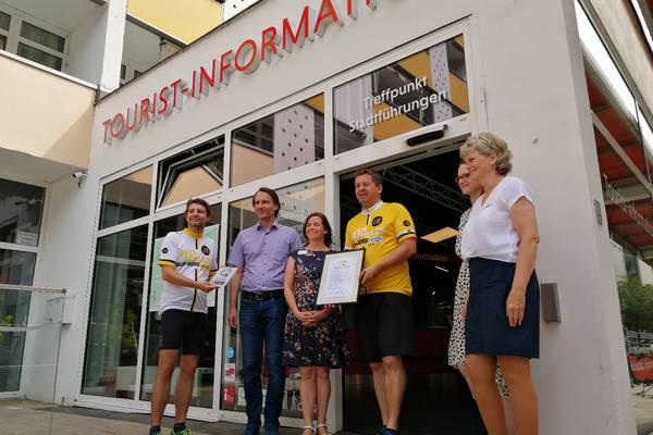 Martin Schulze, Hannes Wolf, Judith Gretschel, Sven Schulze und zwei weitere Mitarbeiterinnen vor der TI in Dessau