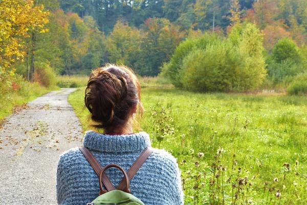 Frau beim Wandern in der Natur