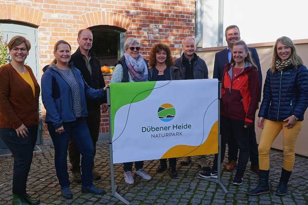 Die Mitglieder der Projektsteuerungsgruppe „Standortmarketing Dübener Heide“ präsentieren das neue Naturpark-Logo