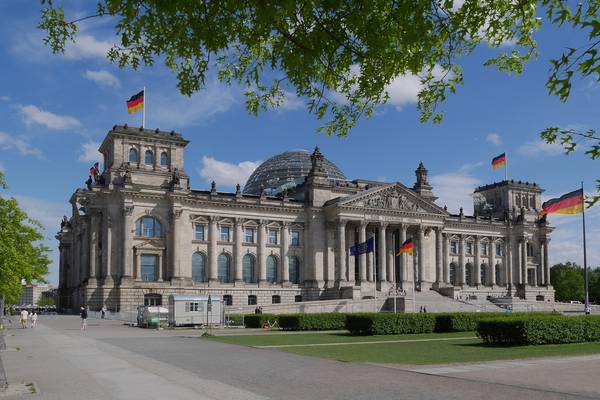 Bundestagsgebäude von außen