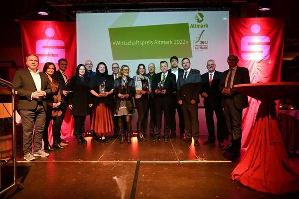 Gruppenbild Gewinner Wirtschaftspreis Altmark 2022