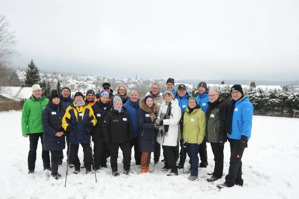 Bischofsgrün: Bundestagsabgeordnete gemeinsam mit Vertreterinnen und Vertretern des Deutschen Wanderverbands, des Fichtelgebirgsvereins sowie der regionalen und lokalen Politik mit dem Ehrenpreis des Tourismusausschusses des Deutschen Bundestages.