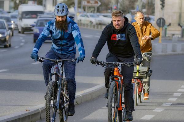 Fahrradfahrer neben Hauptstraße