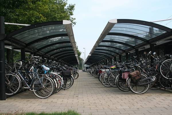 Fahrradparkplatz an einem Bahnhof