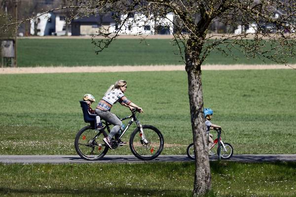 Mutter mit Kindern auf Fahrrad