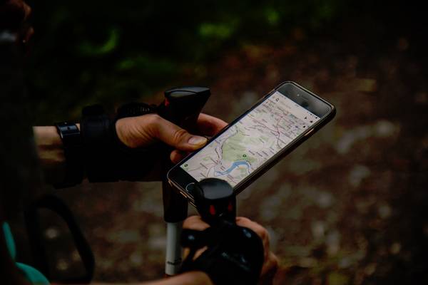Wanderer mit Navigation auf dem Smartphone