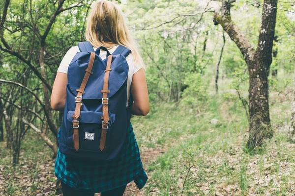 Wanderin mit Rucksack