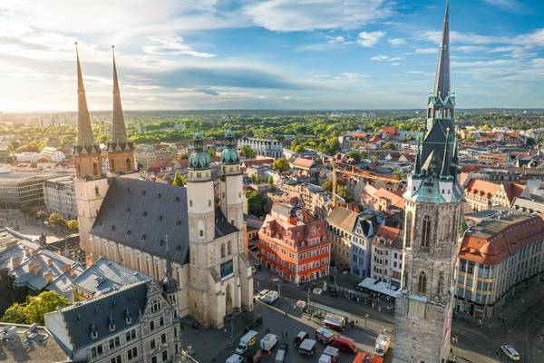 Marktplatz Halle mit fünf Türmen