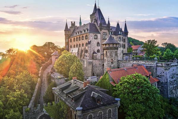 Schloß Wernigerode im Sommer bei Sonnenaufgang