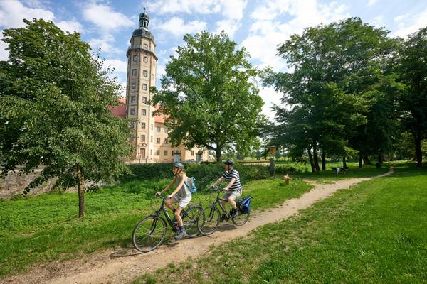 Radfahren am Wasserschloss Reinharz