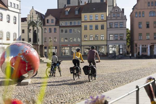 Radfahrer auf dem Marktplatz, Stadtkirche, Lutherstadt Wittenberg