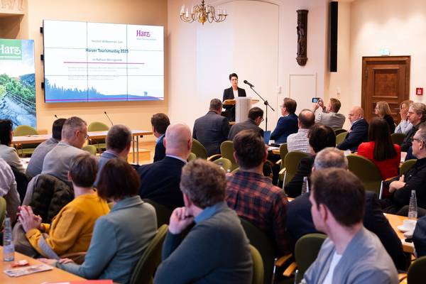 HTV-Geschäftsführerin Carola Schmidt begrüßt die Teilnehmer des Harzer Tourismustages in Wernigerode