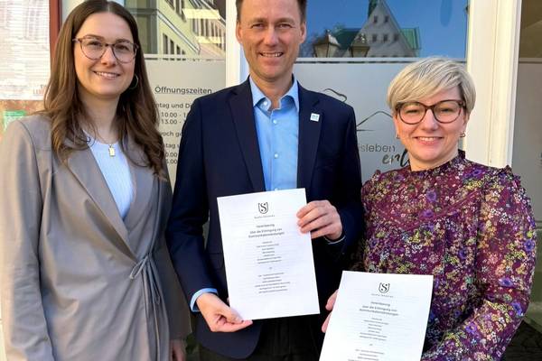 Saale-Unstrut erweitert touristisches Netzwerk Unterzeichnung des Kooperationsvertrages zwischen der Saale-Unstrut Tourismus GmbH und SLE – Tourismus und Freizeit GmbH der Lutherstadt Eisleben v.l.: Louisa Mahrenholz & Ronny Strebe (SLE), Antje Peiser (SUT)